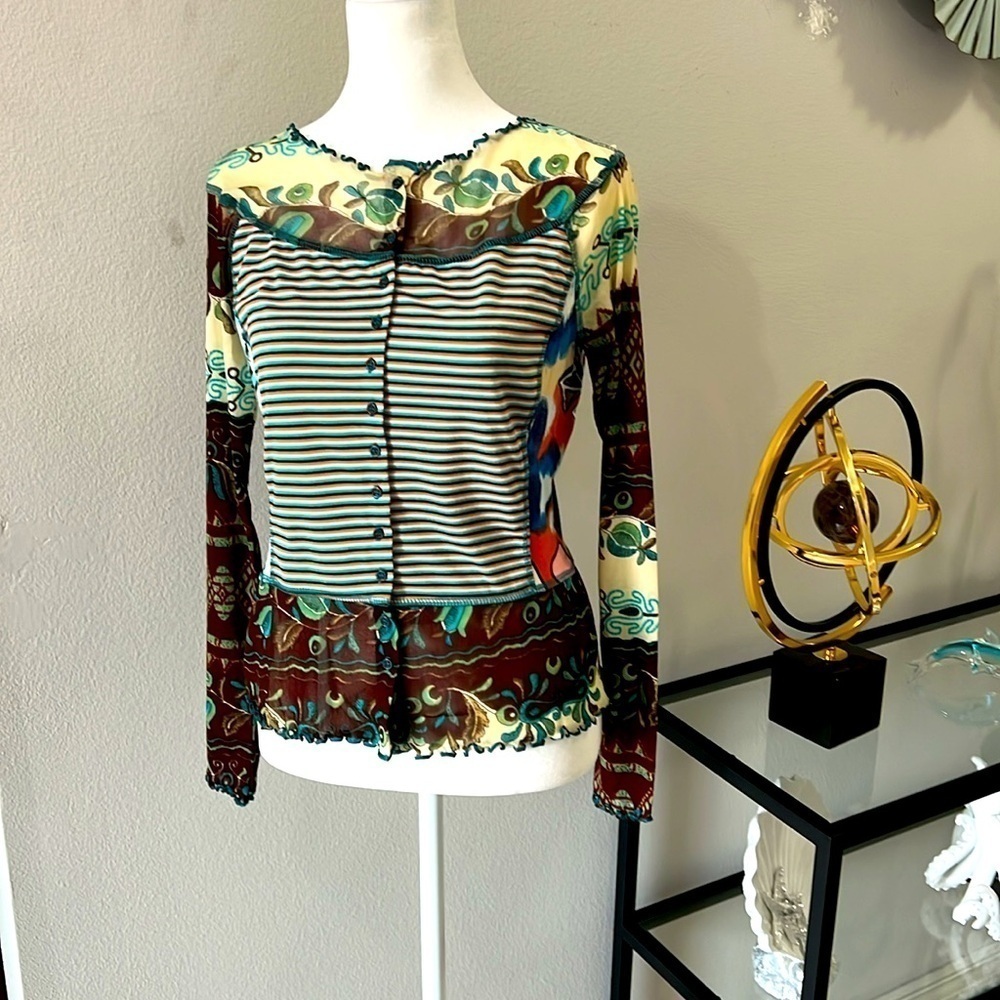 NESLAY NWOT Cute and Unique body fit top. Combination of stripe and floral Sz M.